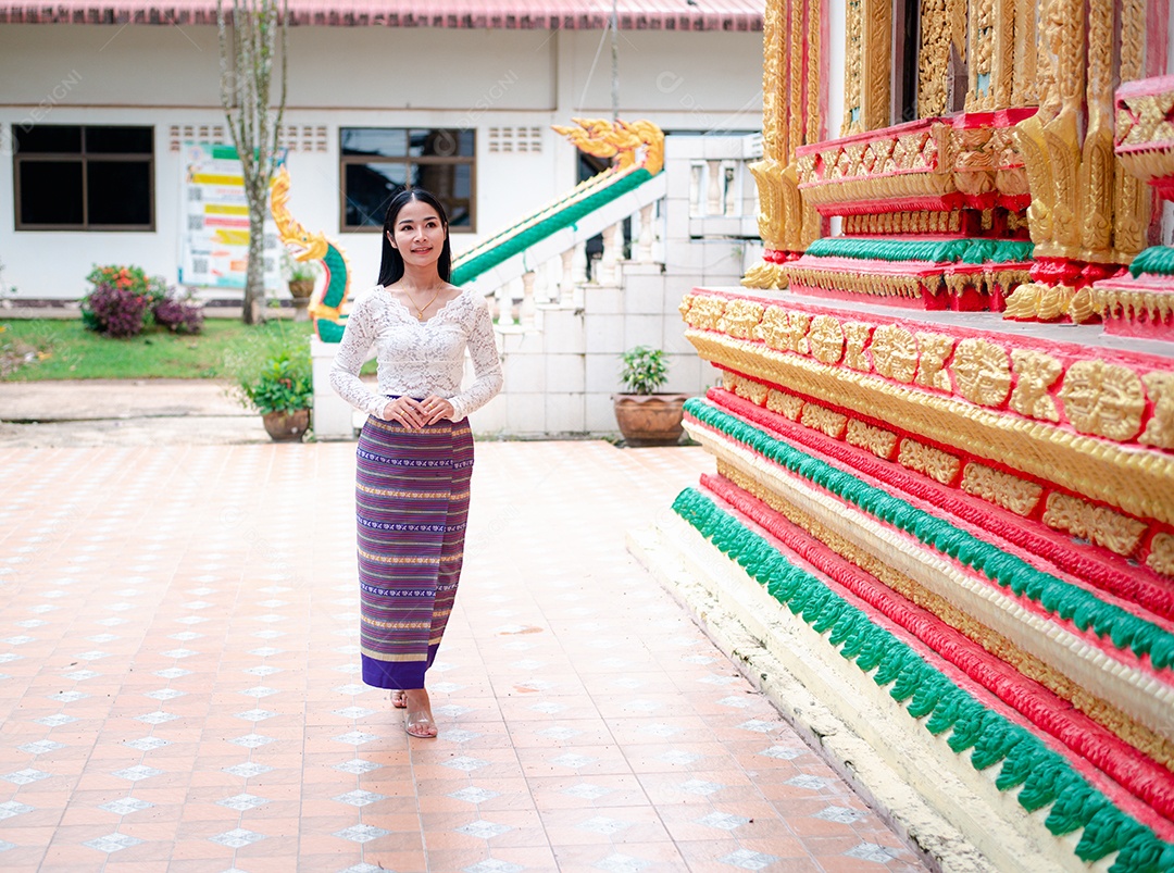 Mulher Tailandesa vestida em traje tradicional da Tailândia