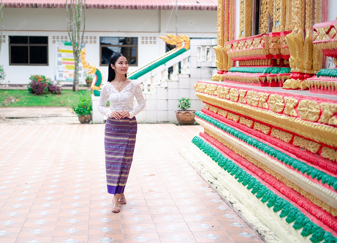 Mulher Tailandesa vestida em traje tradicional da Tailândia
