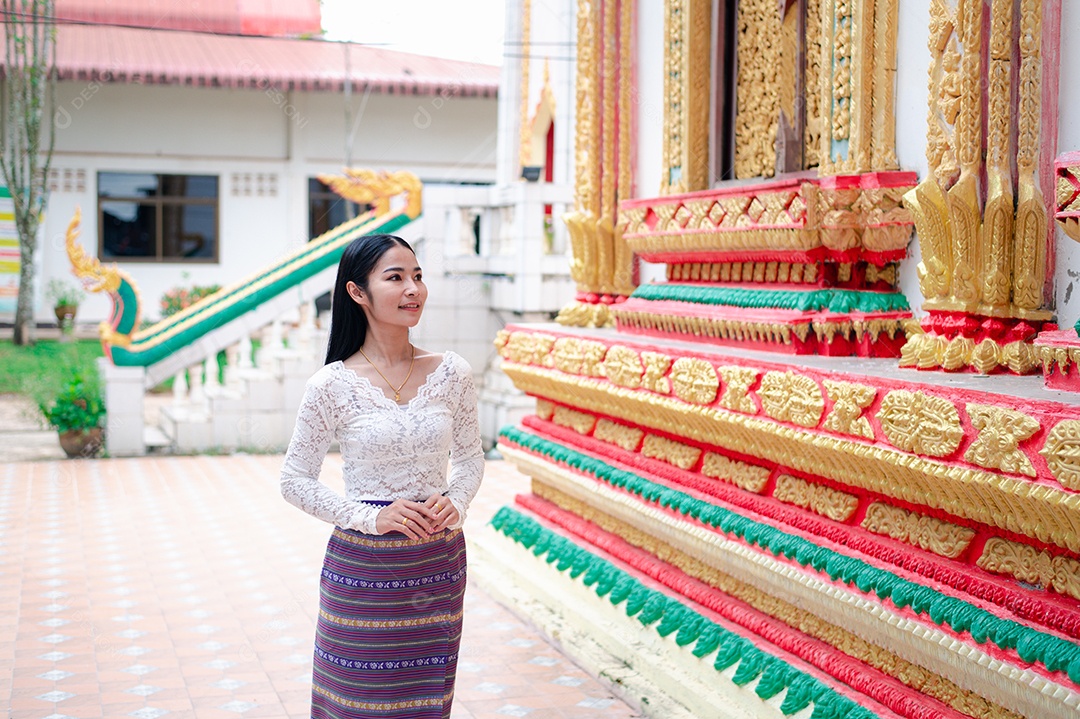 Mulher Tailandesa vestida em traje tradicional da Tailândia