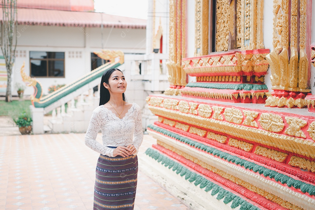 Mulher Tailandesa vestida em traje tradicional da Tailândia