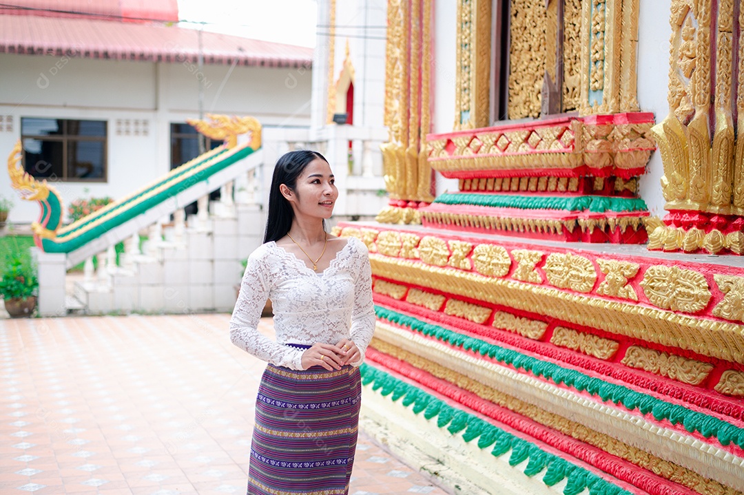 Mulher Tailandesa vestida em traje tradicional da Tailândia