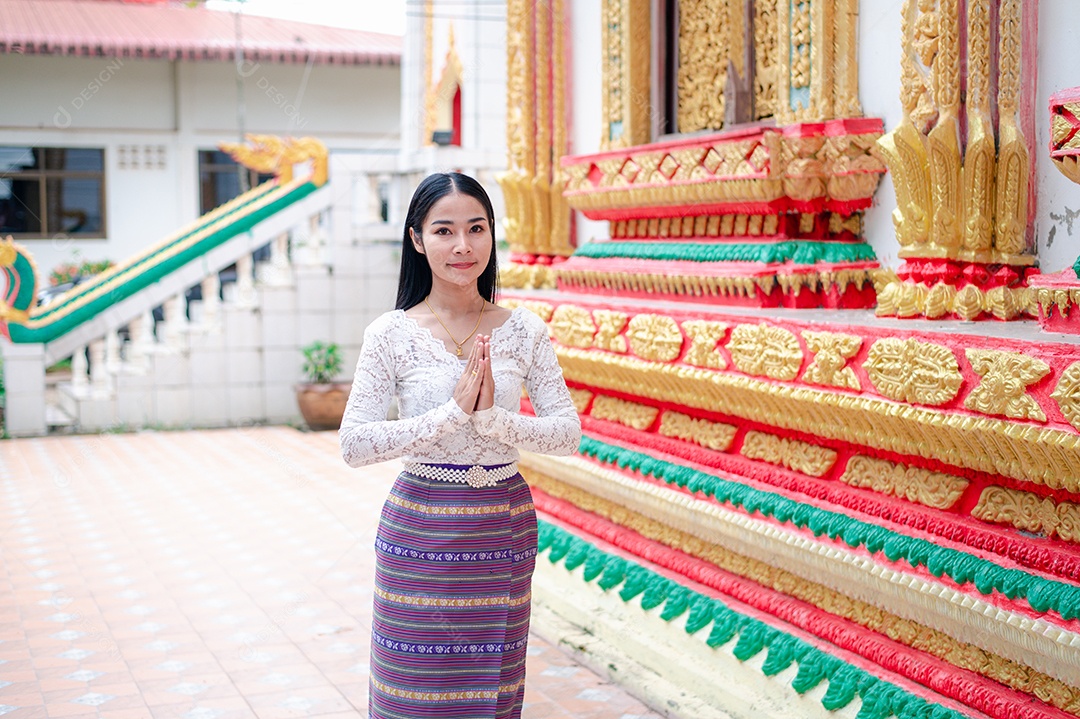 Mulher Tailandesa vestida em traje tradicional da Tailândia
