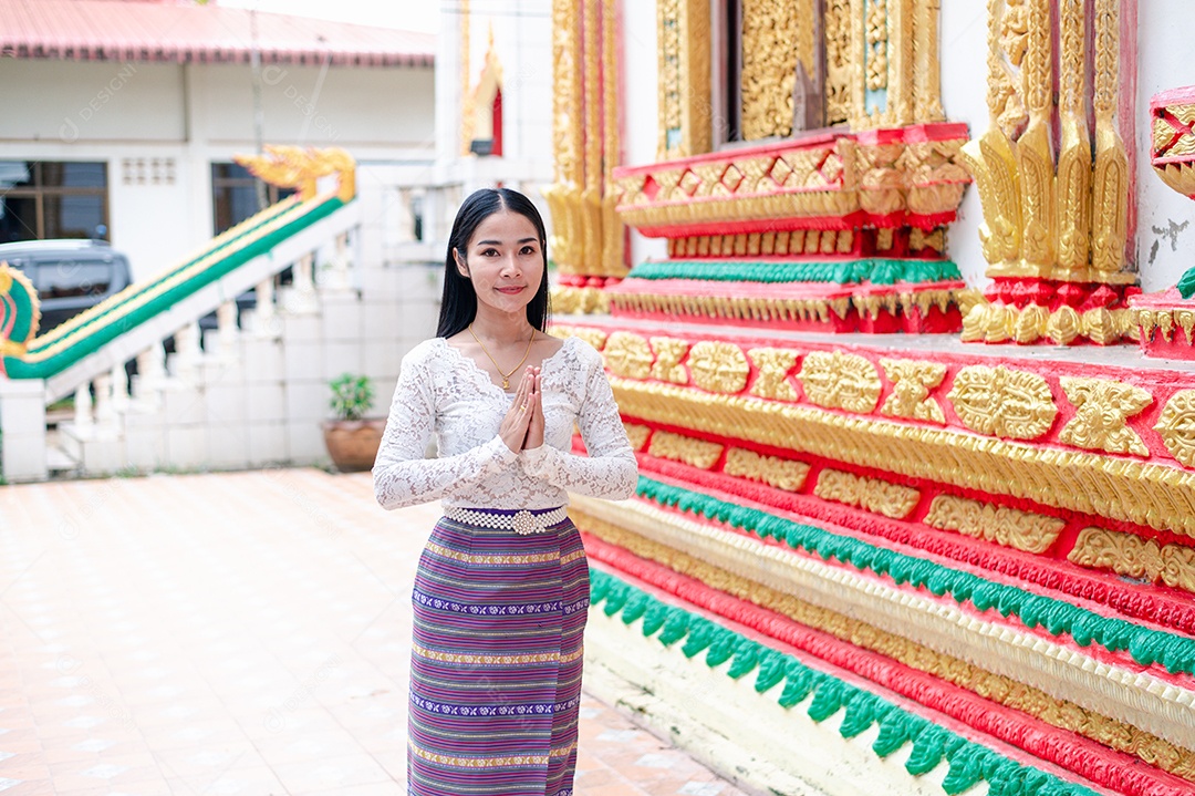 Mulher Tailandesa vestida em traje tradicional da Tailândia