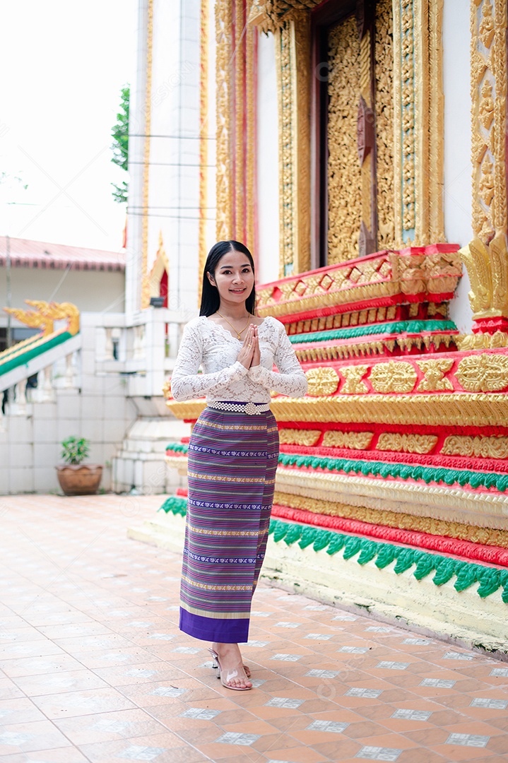 Mulher Tailandesa vestida em traje tradicional da Tailândia