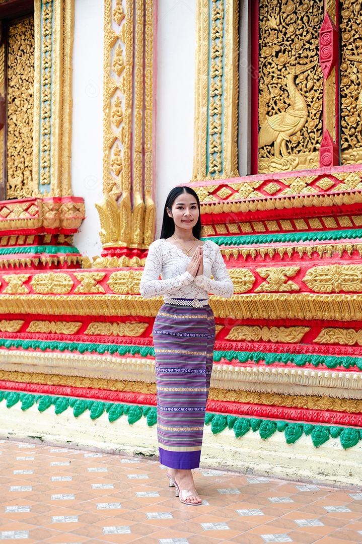 Mulher Tailandesa vestida em traje tradicional da Tailândia