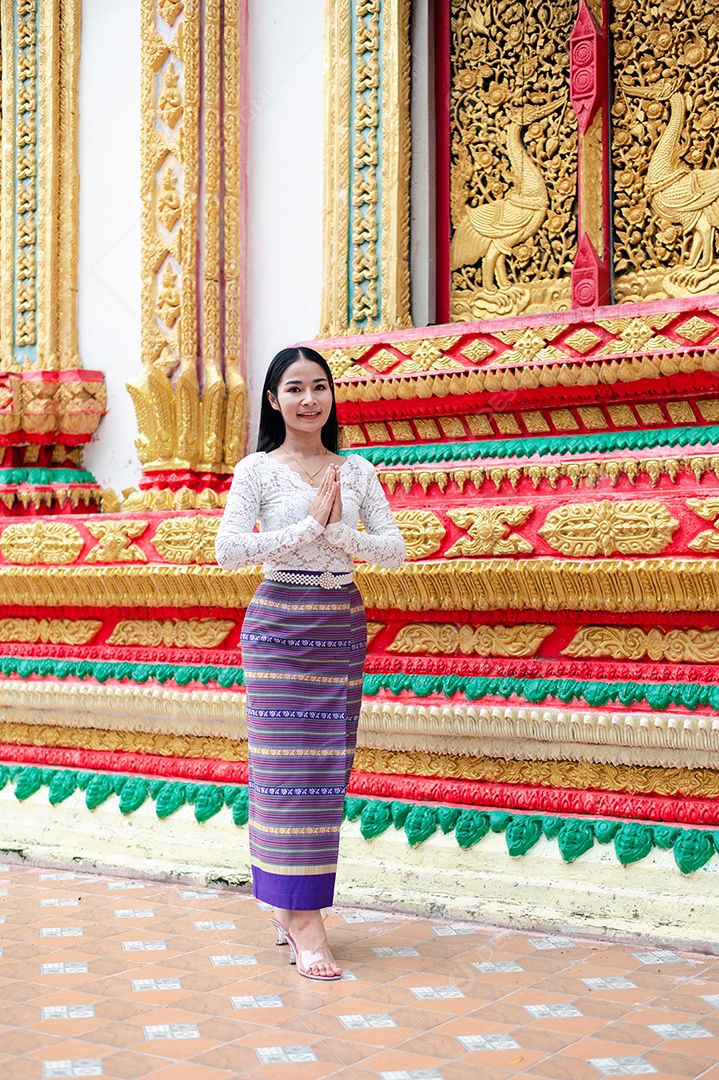 Mulher Tailandesa vestida em traje tradicional da Tailândia