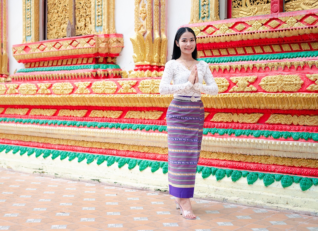 Mulher Tailandesa vestida em traje tradicional da Tailândia