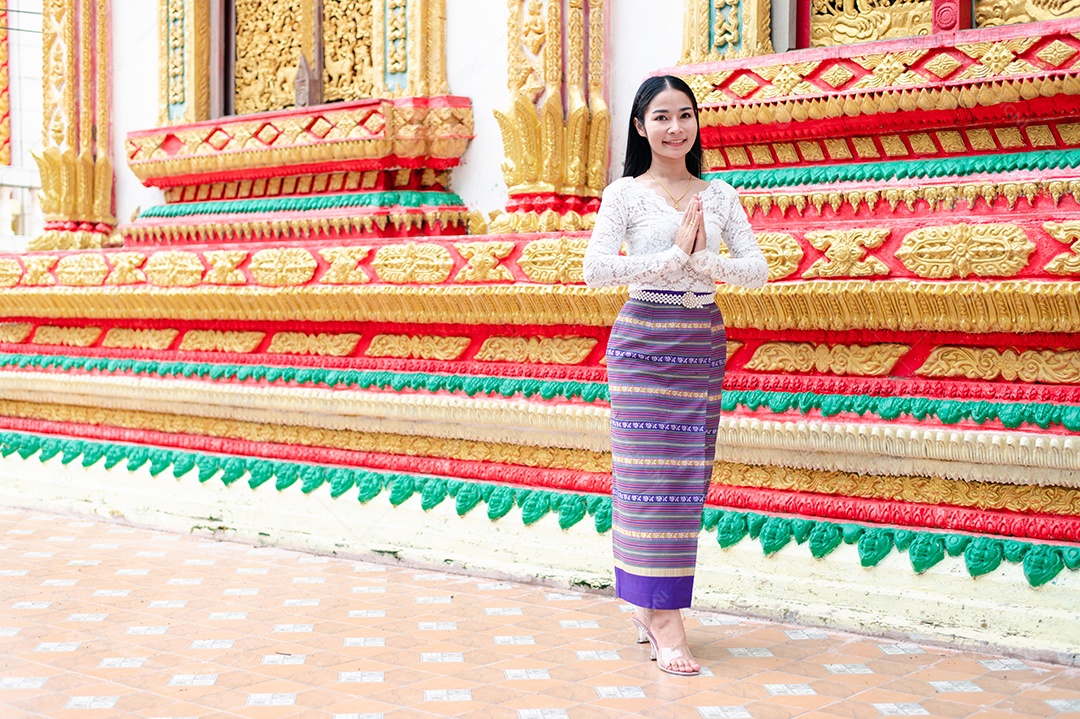 Mulher Tailandesa vestida em traje tradicional da Tailândia
