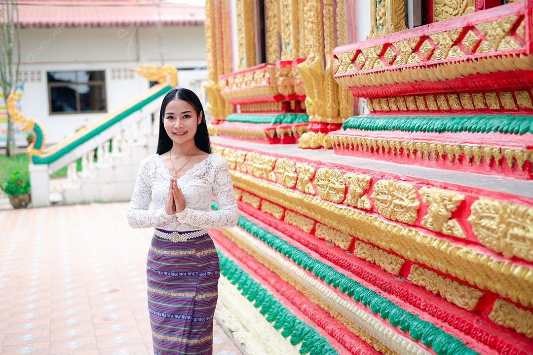 Mulher Tailandesa vestida em traje tradicional da Tailândia