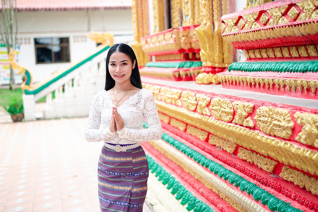 Mulher Tailandesa vestida em traje tradicional da Tailândia