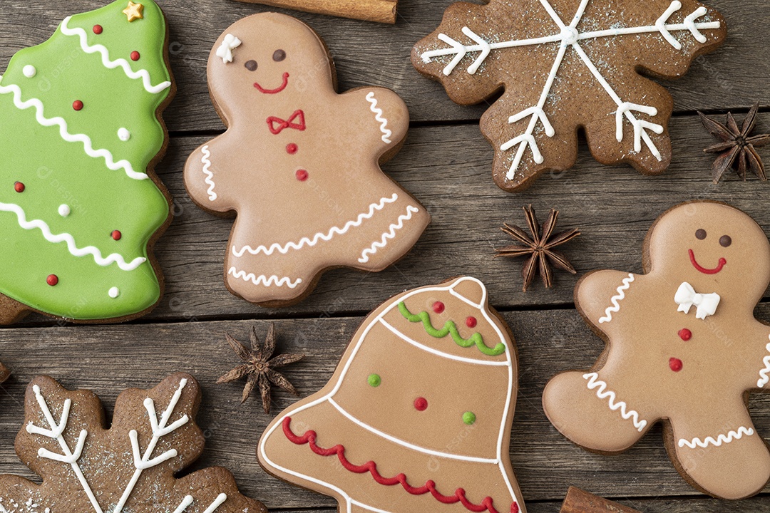 Pão de Natal tradicional sobre uma placa de madeira.