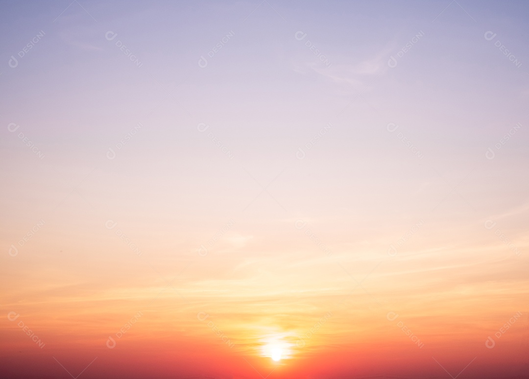 Lindas nuvens laranja gradientes e luz solar no céu azul