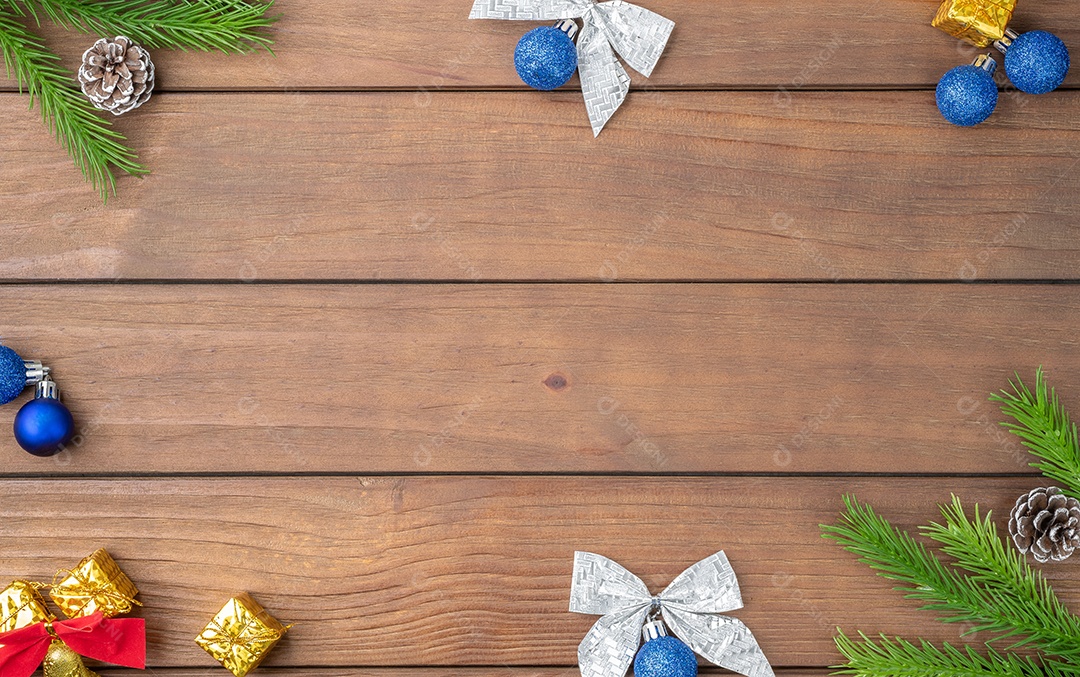 Ramos de pinheiro, bolas de natal, caixas de presente e pinhas