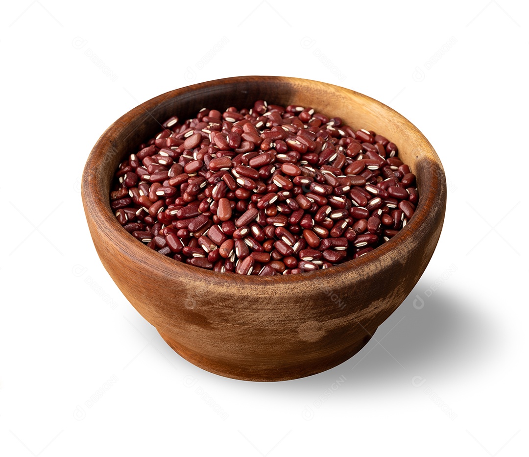 Feijão azuki em uma tigela isolada sobre fundo branco.