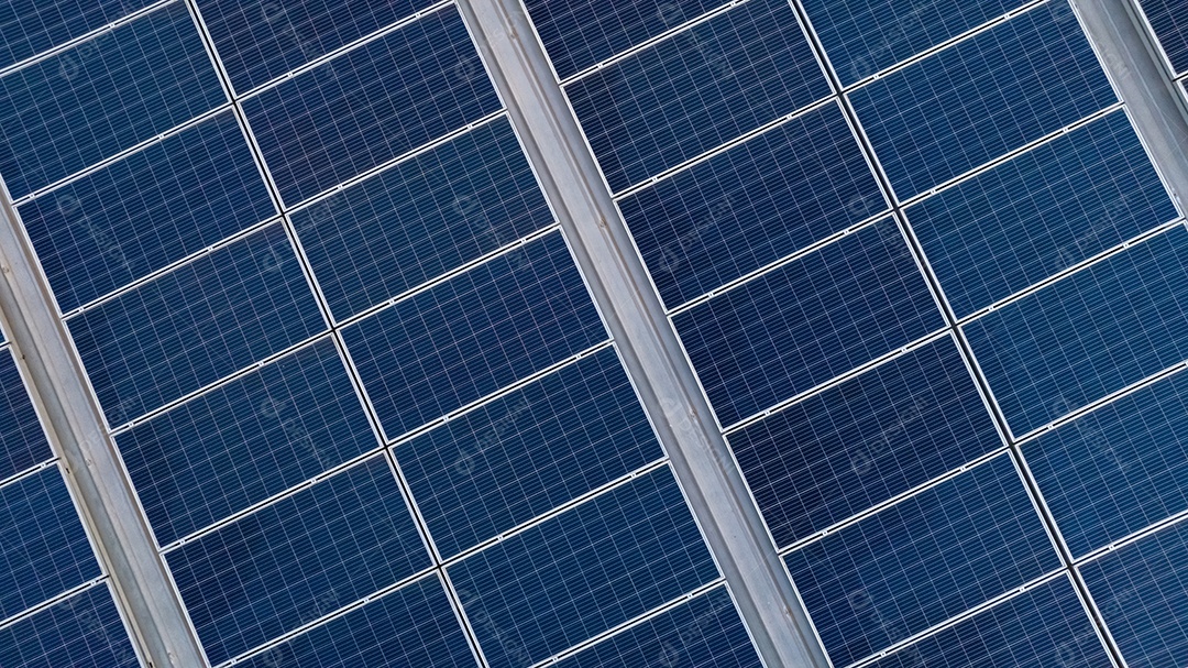 Vista aérea de painéis solares ou módulo fotovoltaico. Energia solar