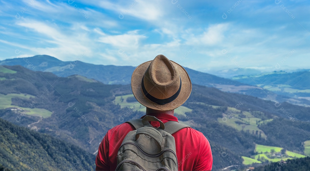 Homem viajante relaxando com vista serena paisagem de montanhas