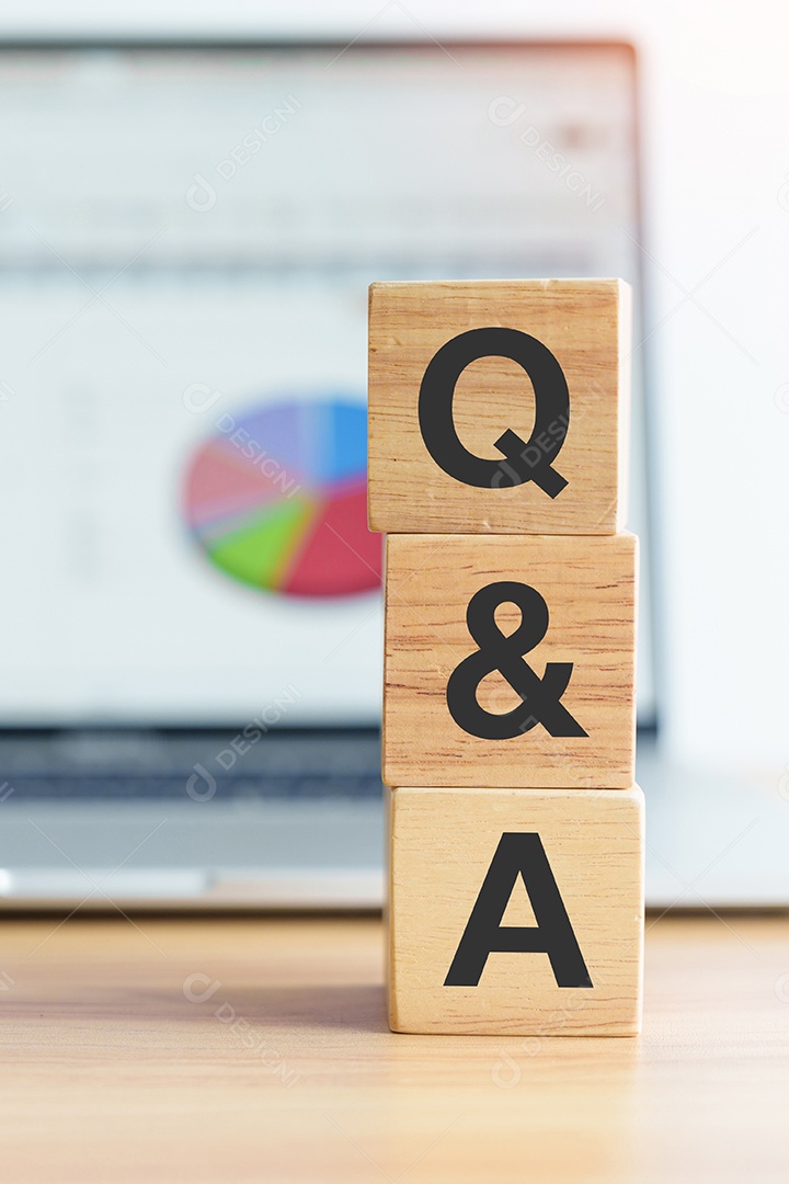 Bloco de perguntas e perguntas e laptop com gráfico traseiro