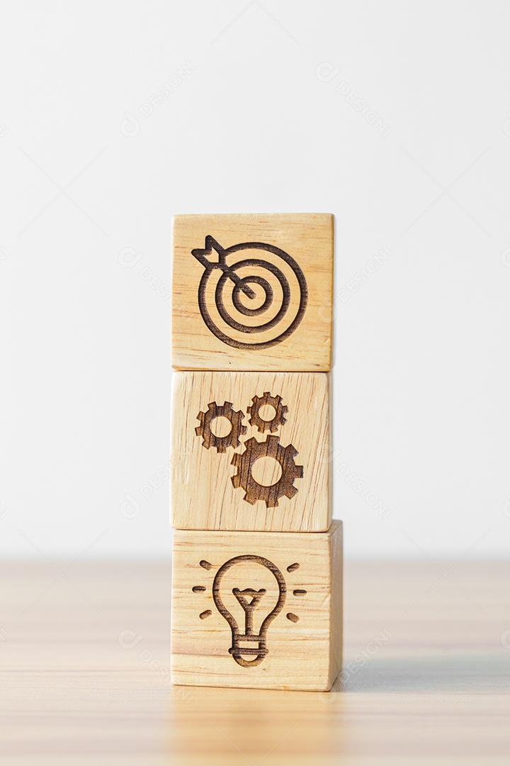 Alvo de dardos acima do bloco de ícone de engrenagem e lâmpada na mesa. o negócio