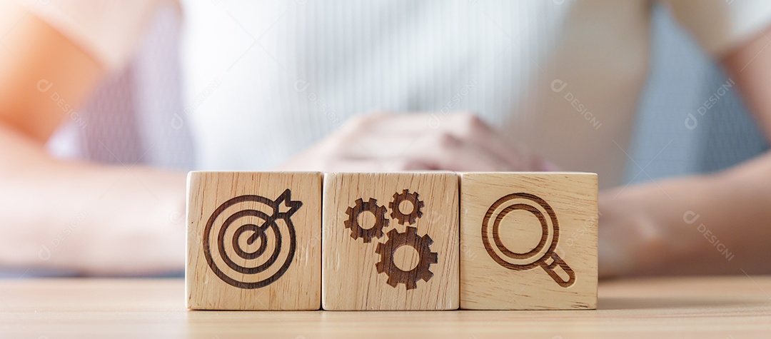 bloco de ícone de alvo de dardos, engrenagem e lâmpada na mesa. plano de negócios