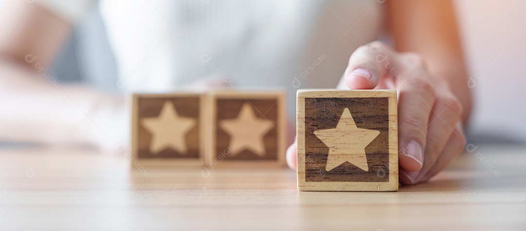 Mão segurando o bloco Star. O cliente escolhe a classificação para comentários de usuários