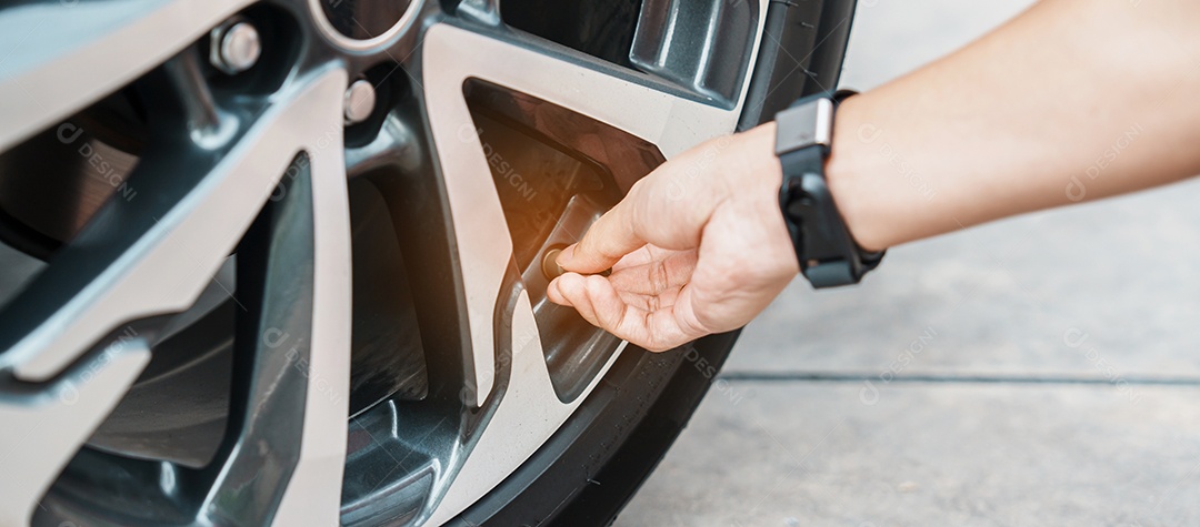 Homem motorista mão inflando os pneus do veículo, removendo a válvula do pneu