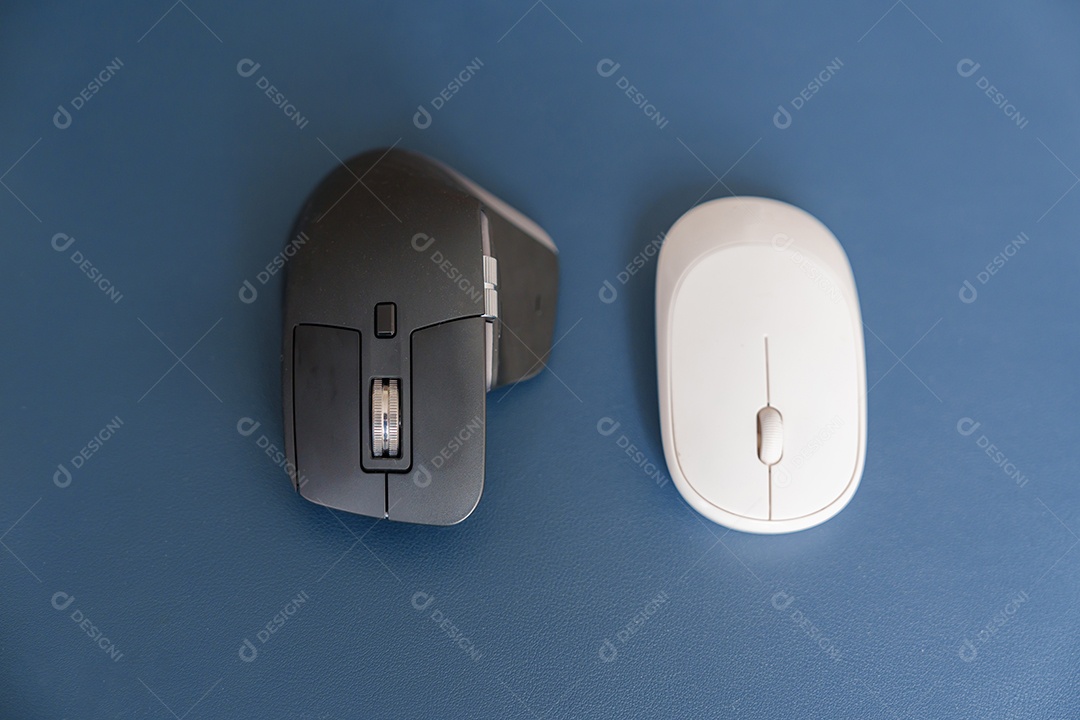 Comparação de mouse vertical ergonômico e mouse geral na mesa