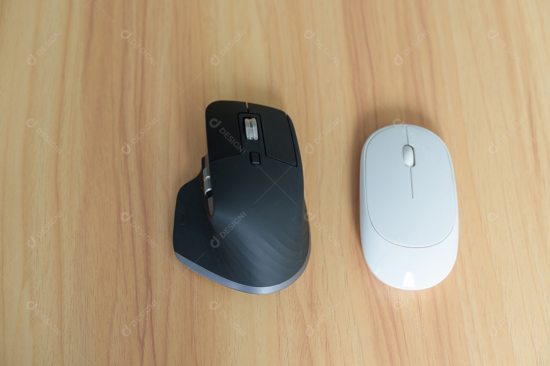 Comparação de mouse vertical ergonômico e mouse geral na mesa