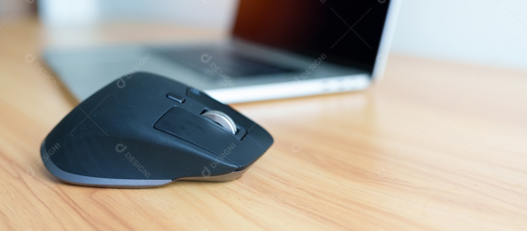 Mouse computador moderno com fundo de madeira