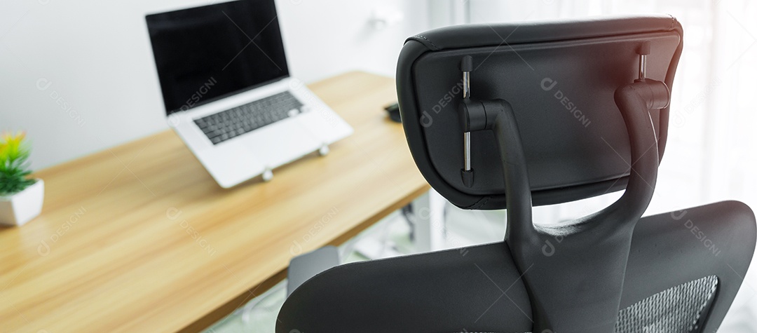 Cadeira ergonômica e mesa ajustável com computador portátil