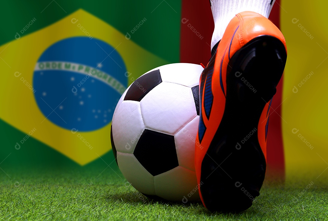Competição da Copa de Futebol entre o Brasil nacional e Camarões nacional.