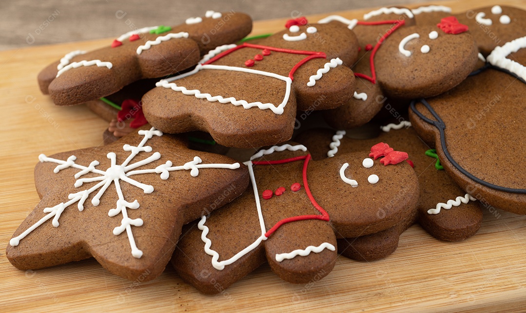 Biscoitos de gengibre de natal tradicionais sobre uma mesa de madeira.