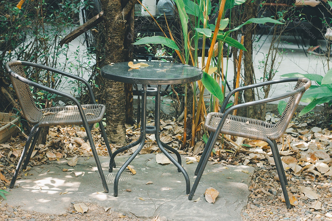 Conjunto de mesa e cadeiras no quintal