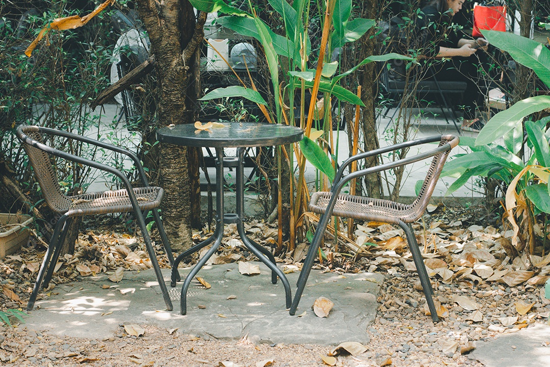 Conjunto de mesa e cadeiras no quintal