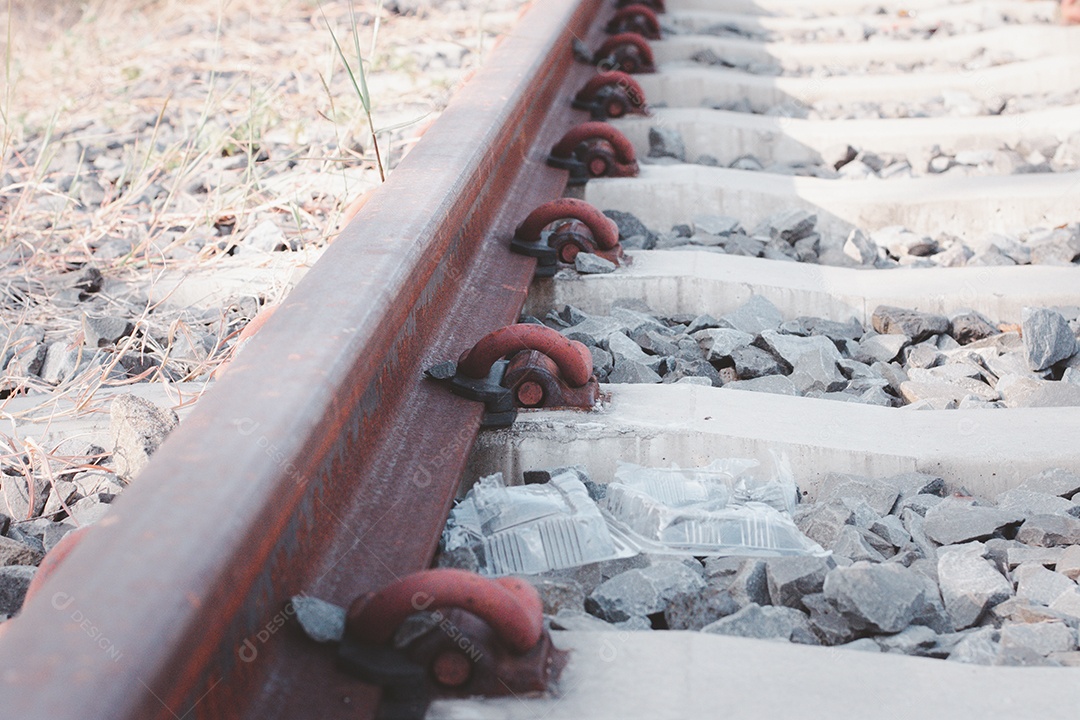 Vista de trilhos de trem na ferrovia
