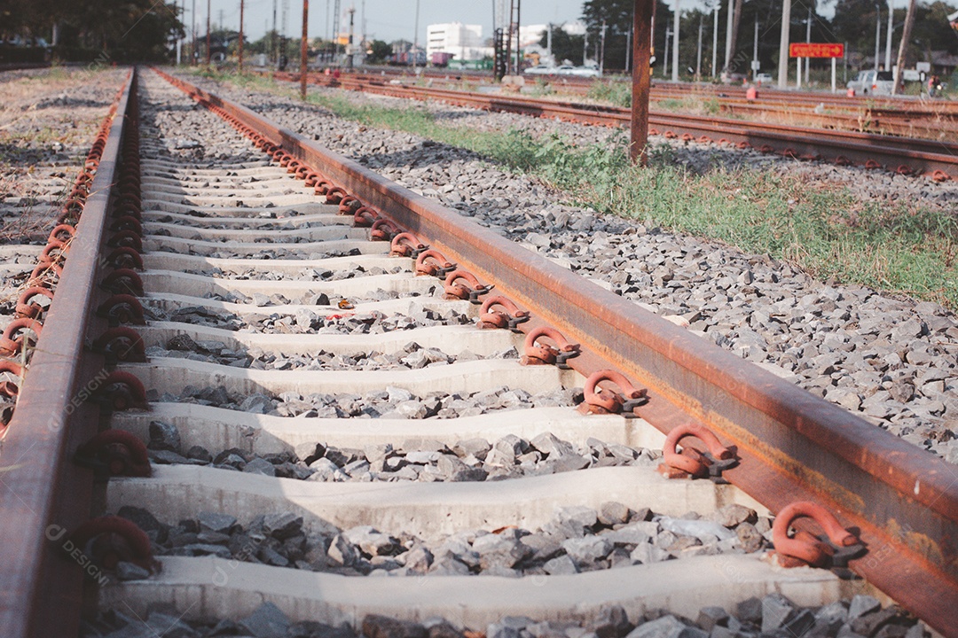 Vista de trilhos de trem na ferrovia