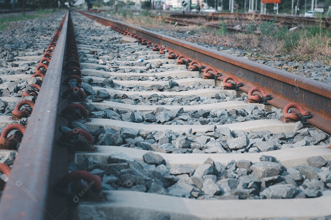 Vista de trilhos de trem na ferrovia