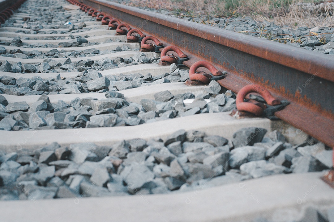 Vista de trilhos de trem na ferrovia