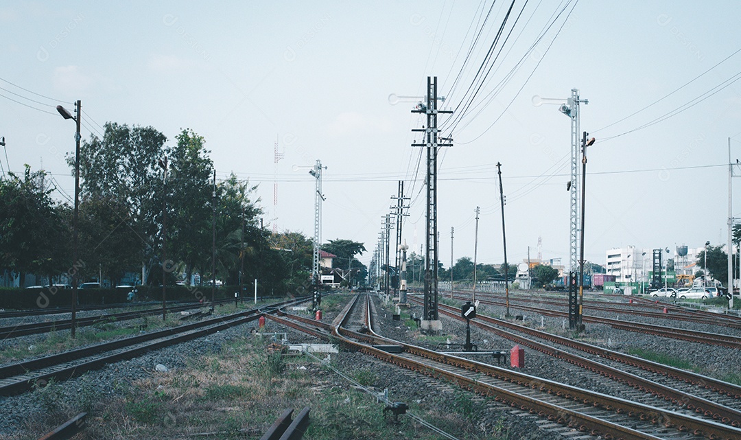 Vista de trilhos de trem na ferrovia
