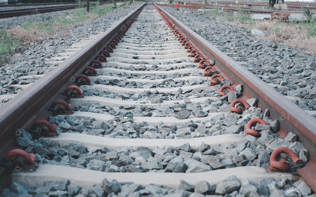 Vista de trilhos de trem na ferrovia