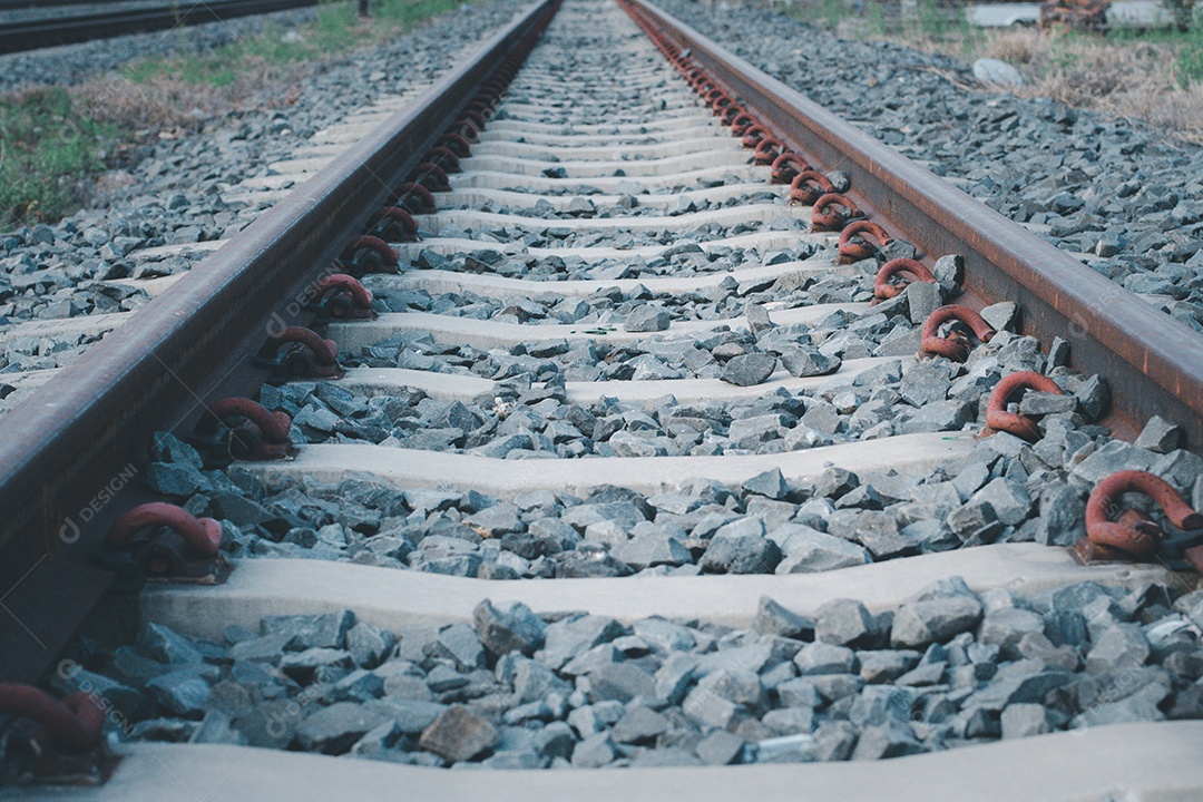 Vista de trilhos de trem na ferrovia