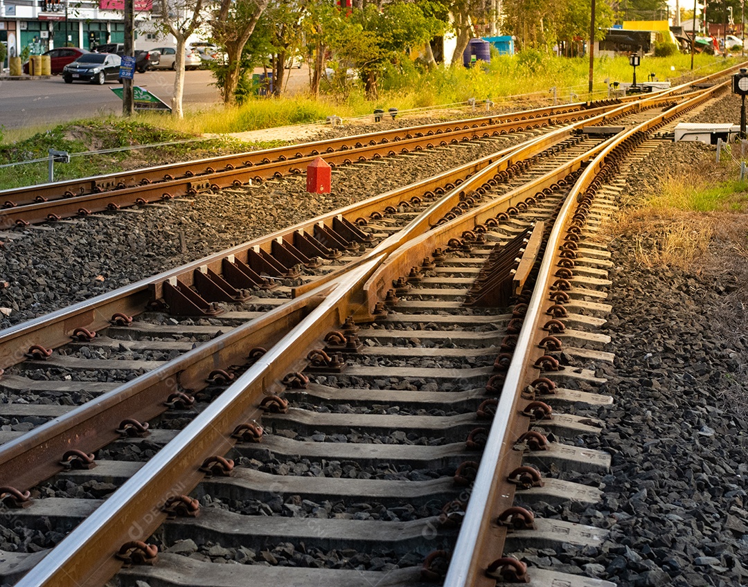 Vista de trilhos de trem na ferrovia