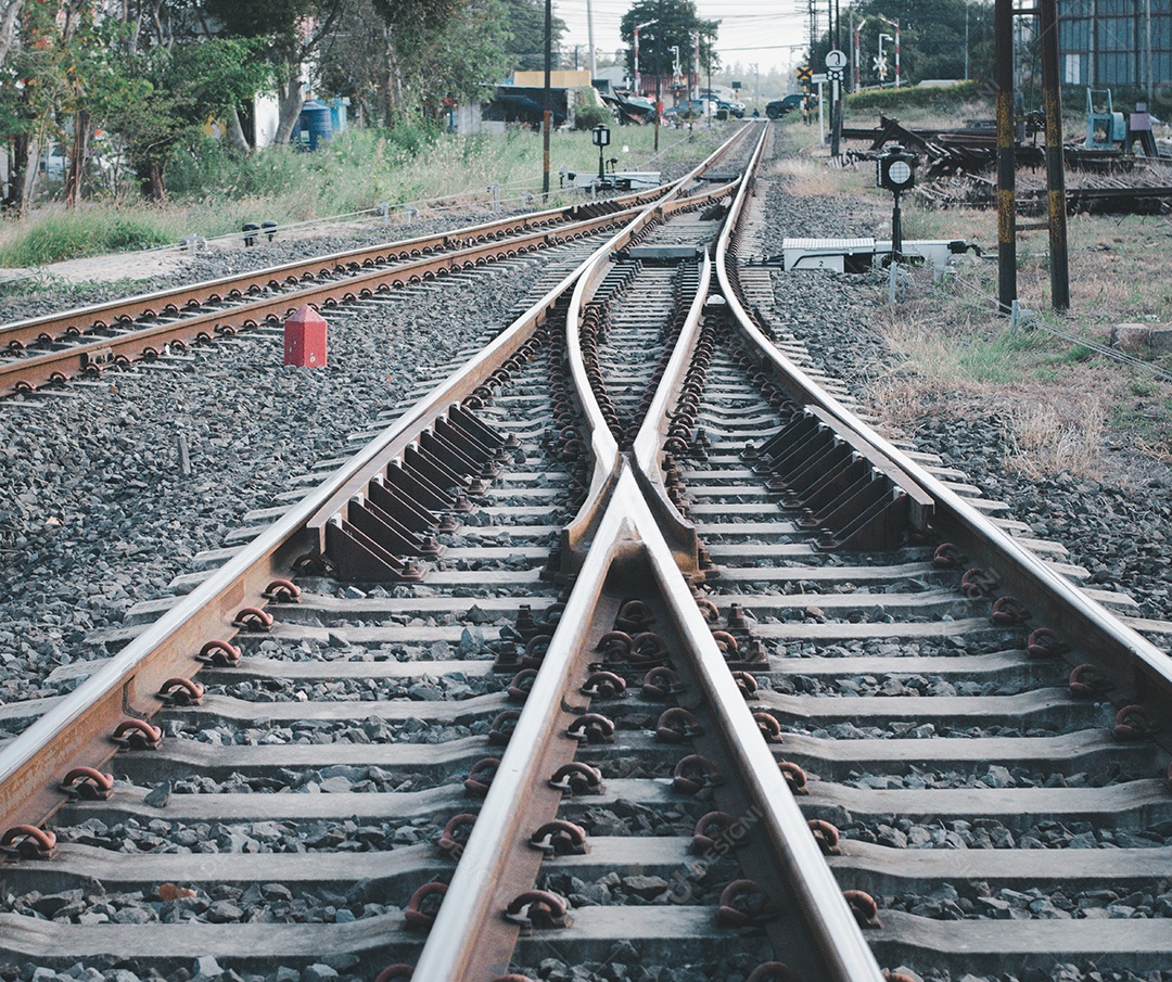 Vista de trilhos de trem na ferrovia