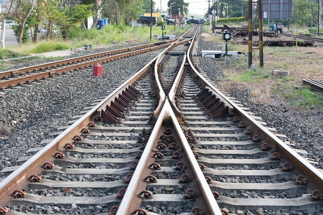 Vista de trilhos de trem na ferrovia