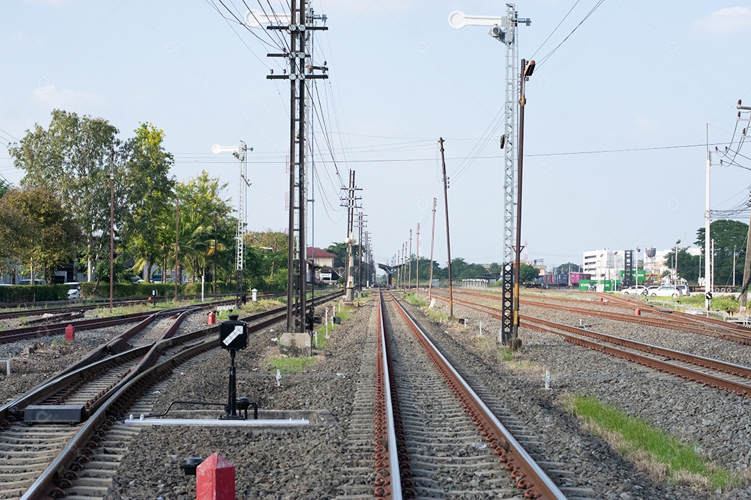 Vista de trilhos de trem na ferrovia