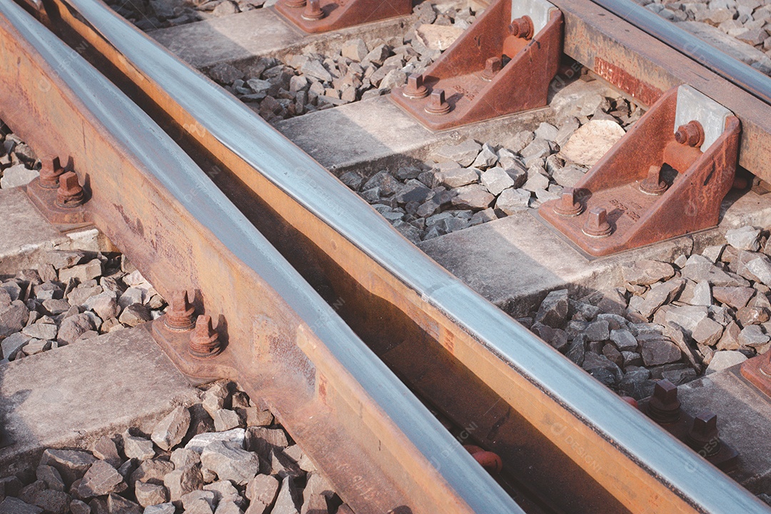 Vista de trilhos de trem na ferrovia