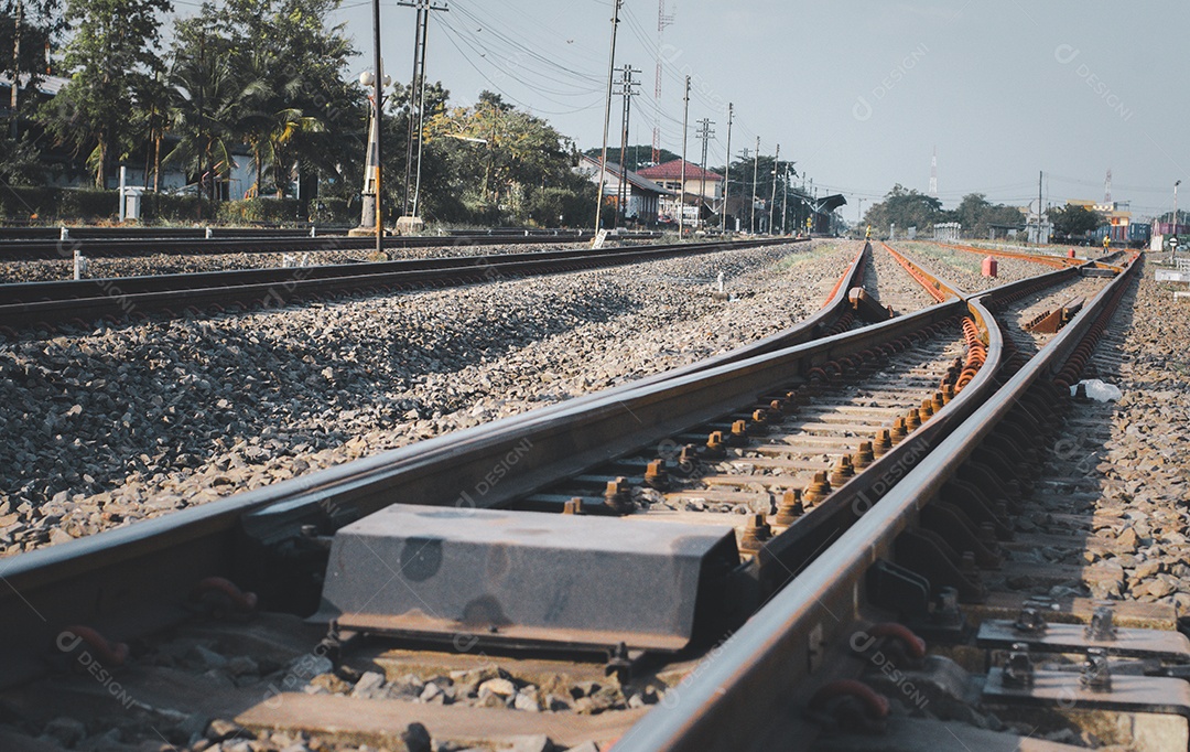 Vista de trilhos de trem na ferrovia