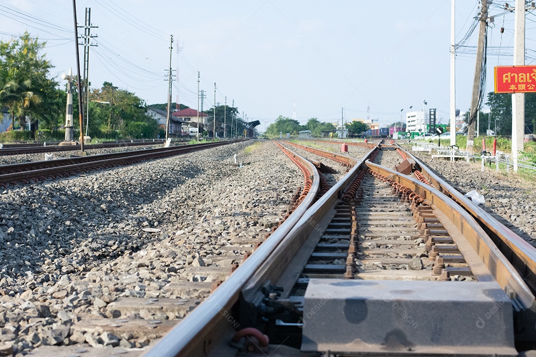 Vista de trilhos de trem na ferrovia