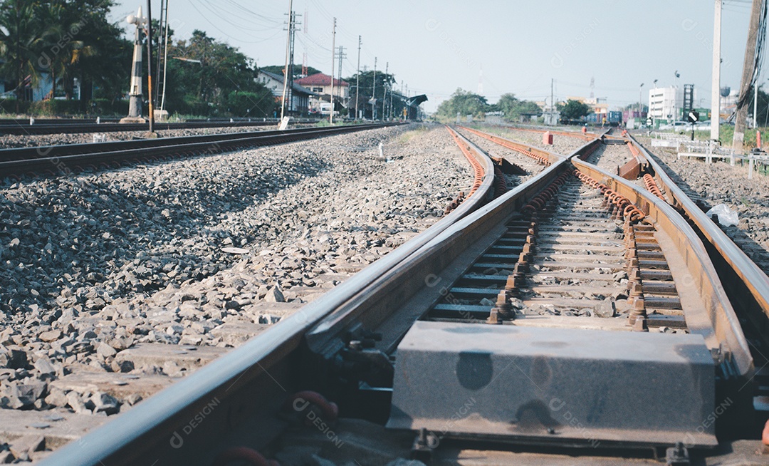 Vista de trilhos de trem na ferrovia