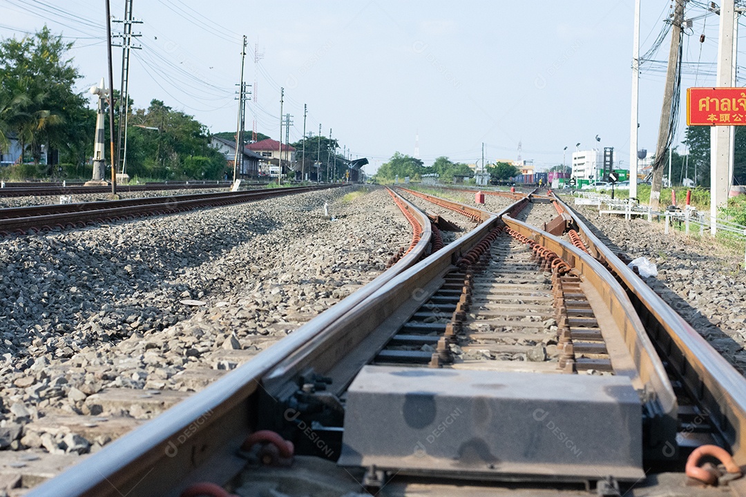 Vista de trilhos de trem na ferrovia