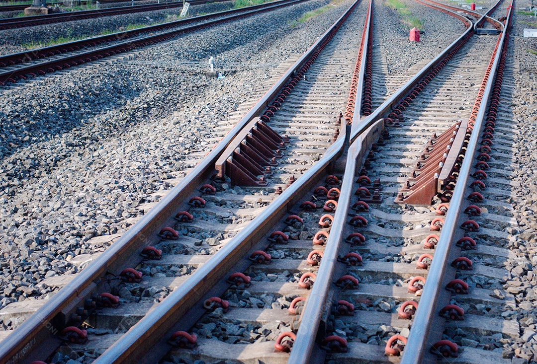 Vista de trilhos de trem na ferrovia